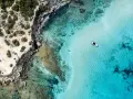 Plaża z turkusową wodą i łodzią, skaliste wybrzeże. Czy to Pafos czy Larnaka?