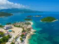 Albania, wrzesień: słoneczna pogoda nad turkusowym morzem, wyspy i plaże Ksamilu. Idealne warunki na wakacje.