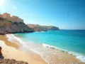 Piękna plaża z turkusową wodą i klifami, na których widać zabudowania. Czy to Cypr czy Malta?