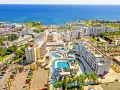 Widok z lotu ptaka na hotel z basenami i zjeżdżalniami, w pobliżu plaży Anastasia Beach na Cyprze.