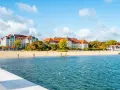 Piękna plaża i zabytkowe budynki nad morzem. Idealne miejsce, gdzie na wakacje w październiku, gdy jesienne liście mienią się kolorami.