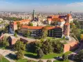 Kraków co warto zobaczyć: Wawel, majestatyczny zamek i katedra, górujący nad miastem. Idealne miejsce na spacer i podziwianie historii.