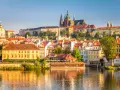 Praga co zobaczyć w jeden dzień: malowniczy widok na Wełtawę, zamek i kamienice.