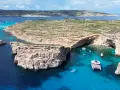 Malta wakacje 2026: Błękitna Laguna, skaliste klify i łodzie na krystalicznie czystej wodzie. Idealne miejsce na niezapomniany wypoczynek.