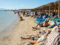 Egipt pogoda w styczniu: ludzie opalają się na plaży, ciesząc się słońcem i ciepłym morzem.