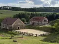 Malowniczy krajobraz z budynkami i ujeżdżalnią koni. Idealne miejsce na agroturystykę Dolny Śląsk.
