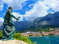 Pomnik na tle gór i miasta. Makarska atrakcje zachwycają widokiem na błękitne morze i skaliste szczyty.