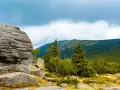 Góry Karkonosze, Czechy, co warto zobaczyć blisko granicy: skalne formacje, lasy i szczyty. Idealne miejsce na wędrówkę.