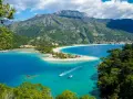 Malownicze zatoczki i góry w regionach Turcji. Błękitna woda, piaszczysta plaża i łodzie tworzą idealny krajobraz.