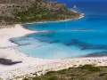 Rajska plaża Balos na Krecie, z turkusową wodą i piaszczystym wybrzeżem, to miejsce, co warto zobaczyć na Krecie.