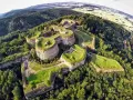 Niedzielna wycieczka na Dolny Śląsk to widok na imponującą twierdzę na wzgórzu, otoczoną zielonymi lasami i polami.