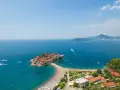 Wyspa Sveti Stefan, perła Czarnogóry, gdzie jechać na niezapomniane wakacje. Urokliwa plaża, turkusowe morze i malownicze widoki.