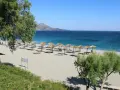 Piękna plaża z parasolami i leżakami, idealne miejsce na wakacje w Grecji.
