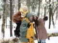 Rodzina robi sobie selfie w zimowym lesie. Idealne miejsce, gdzie na ferie z nastolatkiem, pełne śniegu i radości.