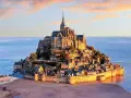 Mont Saint-Michel, jedna z najpiękniejszych francja atrakcje, majestatycznie wznosi się z morza.