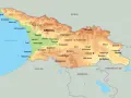 Mapa fizyczna Gruzji z zaznaczonymi miastami i granicami. Pokazuje, gdzie leży Gruzja, między Morzem Czarnym, Rosją, Turcją, Armenią i Azerbejdżanem.