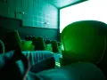 Puste zielone fotele kinowe, idealne na jastrzębia góra atrakcje na niepogodę. Czekamy na film!