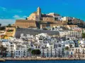 Ibiza: białe domy, zabytkowa twierdza i katedra na wzgórzu. Idealna pogoda na zwiedzanie.