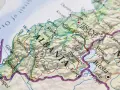 Mapa pokazuje, gdzie leży Albania, z zaznaczonymi miastami jak Tirana, Durrës, Elbasan i wybrzeżem Morza Adriatyckiego.