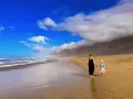 Spacerem po plaży na Fuerteventurze. Listopad, pogoda idealna na spacer z dzieckiem.