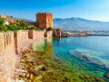Piękna pogoda w Turcji, Alanya. Zamek obronny nad krystalicznie czystym morzem, idealne miejsce na wakacje.