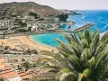 Gran Canaria pogoda idealna na plażowanie. Turkusowa woda, złoty piasek i palmy tworzą rajski widok.