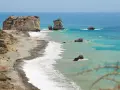 Skały Afrodyty na Cyprze Południowym. Plaży z kamykami i turkusowe morze.