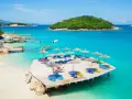 Rajskie albania plaże z turkusową wodą, leżakami i parasolami. Idealne miejsce na wakacje.