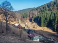 Góry Sowie zachęcają do wędrówek. Malownicze chaty i lasy w dolinie tworzą idealne miejsce na odpoczynek.