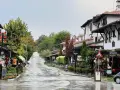 Ulica w Wielkim Tyrnowie po deszczu, z tradycyjną architekturą i sklepikami.