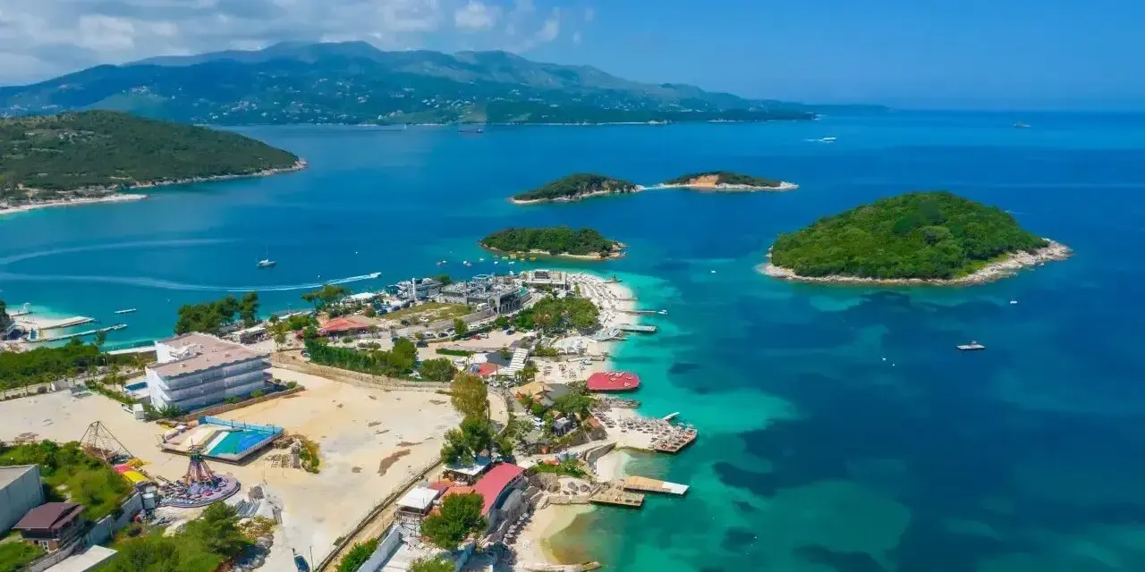 Albania, wrzesień: słoneczna pogoda nad turkusowym morzem, wyspy i plaże Ksamilu. Idealne warunki na wakacje.