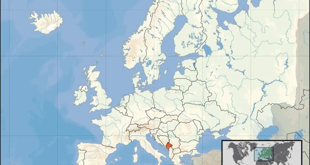Mapa Europy z zaznaczoną Czarnogórą. Gdzie jest Czarnogóra? W południowo-wschodniej Europie, na Bałkanach.
