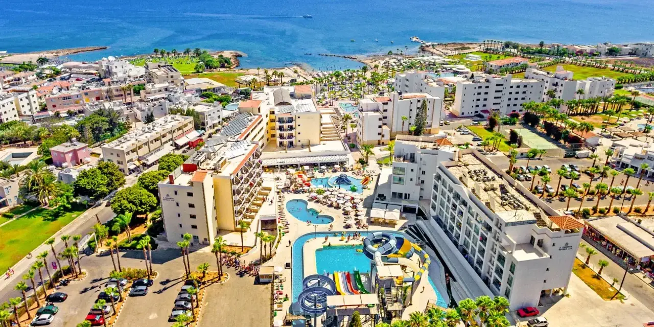 Widok z lotu ptaka na hotel z basenami i zjeżdżalniami, w pobliżu plaży Anastasia Beach na Cyprze.