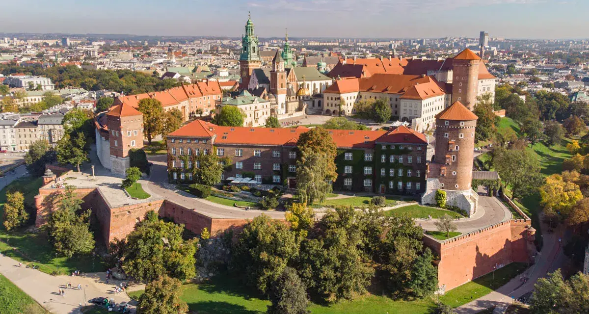 Kraków co warto zobaczyć: Wawel, majestatyczny zamek i katedra, górujący nad miastem. Idealne miejsce na spacer i podziwianie historii.