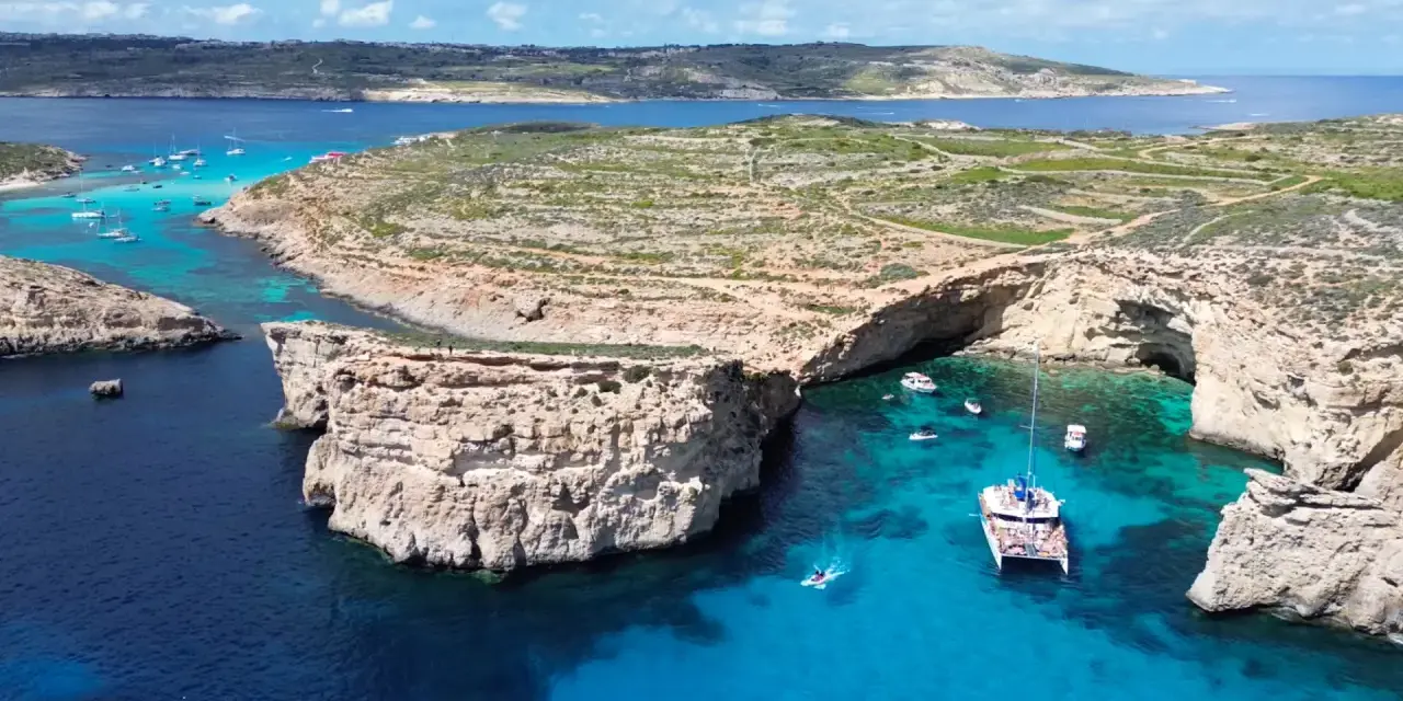 Malta wakacje 2026: Błękitna Laguna, skaliste klify i łodzie na krystalicznie czystej wodzie. Idealne miejsce na niezapomniany wypoczynek.
