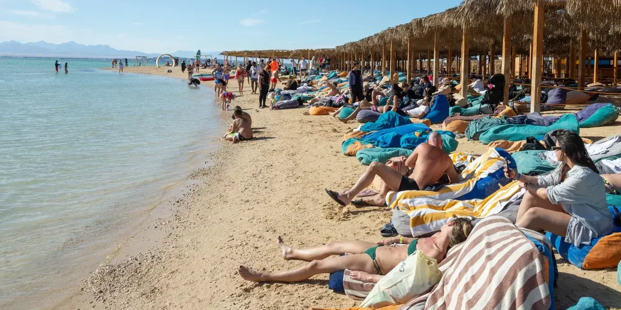 Egipt pogoda w styczniu: ludzie opalają się na plaży, ciesząc się słońcem i ciepłym morzem.