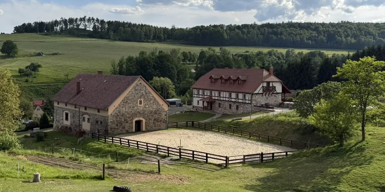 Malowniczy krajobraz z budynkami i ujeżdżalnią koni. Idealne miejsce na agroturystykę Dolny Śląsk.