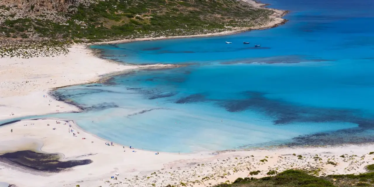 Rajska plaża Balos na Krecie, z turkusową wodą i piaszczystym wybrzeżem, to miejsce, co warto zobaczyć na Krecie.