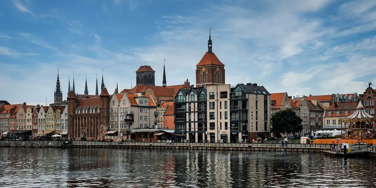 Malowniczy widok na Motławę i zabytkową zabudowę Gdańska, idealne miejsce na wycieczki objazdowe z Gdańska.