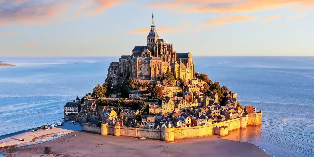 Mont Saint-Michel, jedna z najpiękniejszych francja atrakcje, majestatycznie wznosi się z morza.