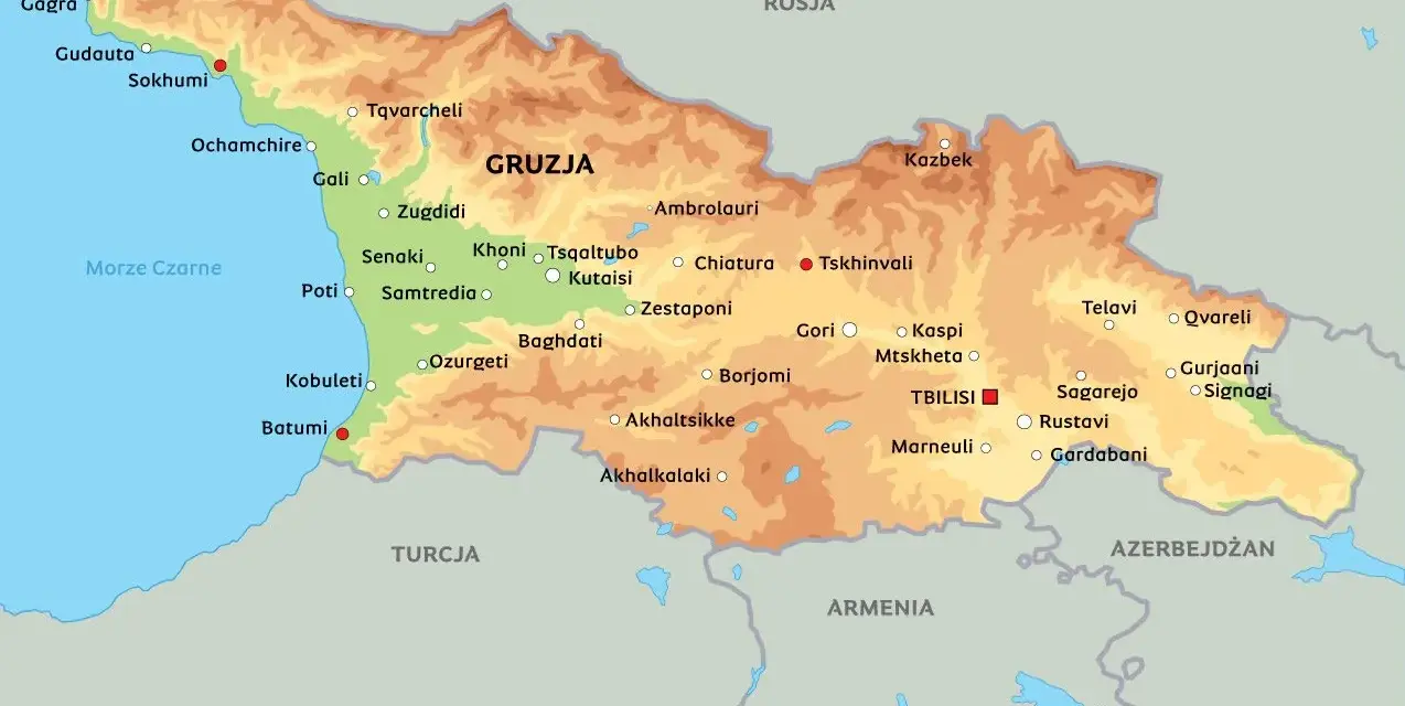 Mapa fizyczna Gruzji z zaznaczonymi miastami i granicami. Pokazuje, gdzie leży Gruzja, między Morzem Czarnym, Rosją, Turcją, Armenią i Azerbejdżanem.