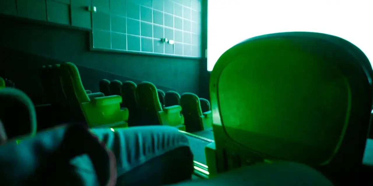 Puste zielone fotele kinowe, idealne na jastrzębia góra atrakcje na niepogodę. Czekamy na film!