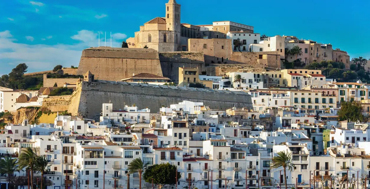 Ibiza: białe domy, zabytkowa twierdza i katedra na wzgórzu. Idealna pogoda na zwiedzanie.