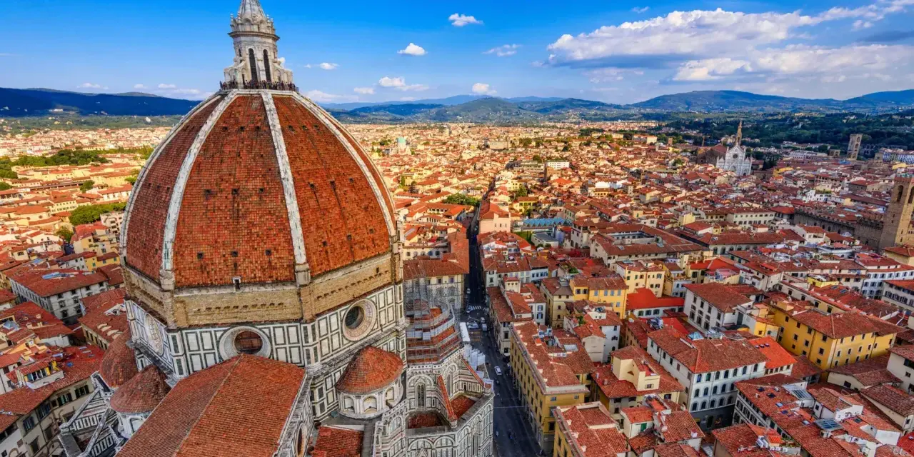 Piękna, słoneczna florencja pogoda. Widok na Duomo i miasto z góry.