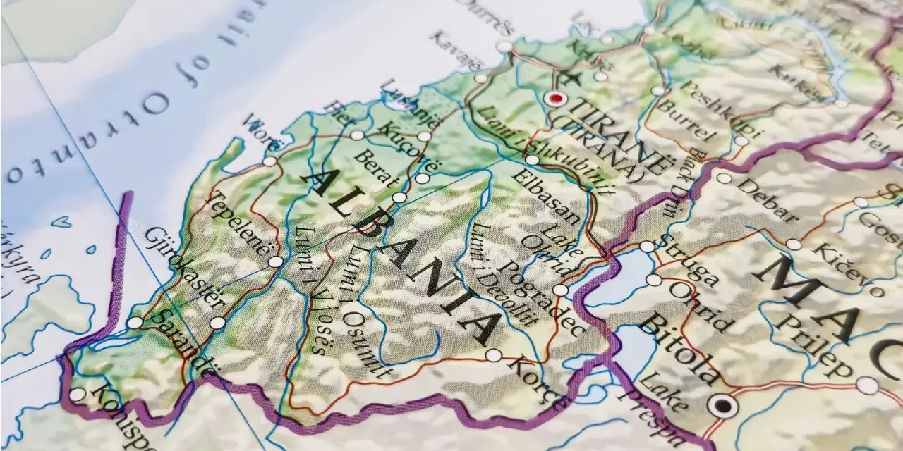 Mapa pokazuje, gdzie leży Albania, z zaznaczonymi miastami jak Tirana, Durrës, Elbasan i wybrzeżem Morza Adriatyckiego.