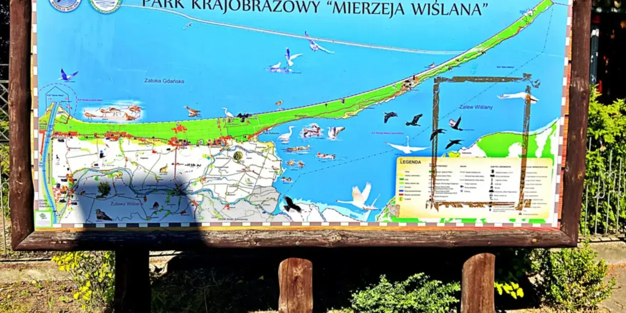 Mapa Parku Krajobrazowego "Mierzeja Wiślana" z zaznaczonymi atrakcjami, ptakami i legendą.