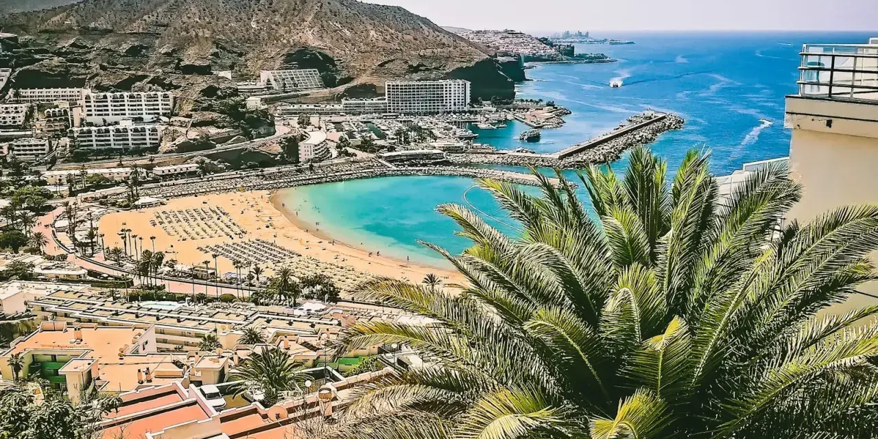 Gran Canaria pogoda idealna na plażowanie. Turkusowa woda, złoty piasek i palmy tworzą rajski widok.