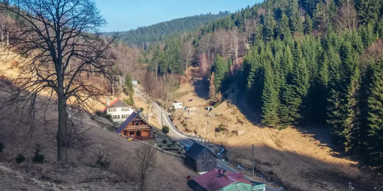 Góry Sowie zachęcają do wędrówek. Malownicze chaty i lasy w dolinie tworzą idealne miejsce na odpoczynek.