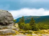 Góry Karkonosze, Czechy, co warto zobaczyć blisko granicy: skalne formacje, lasy i szczyty. Idealne miejsce na wędrówkę.