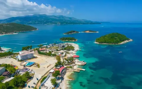 Albania, wrzesień: słoneczna pogoda nad turkusowym morzem, wyspy i plaże Ksamilu. Idealne warunki na wakacje.